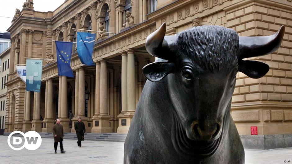Germany's stock index DAX hits 20,000 despite economic woes – DW – 12/03/2024