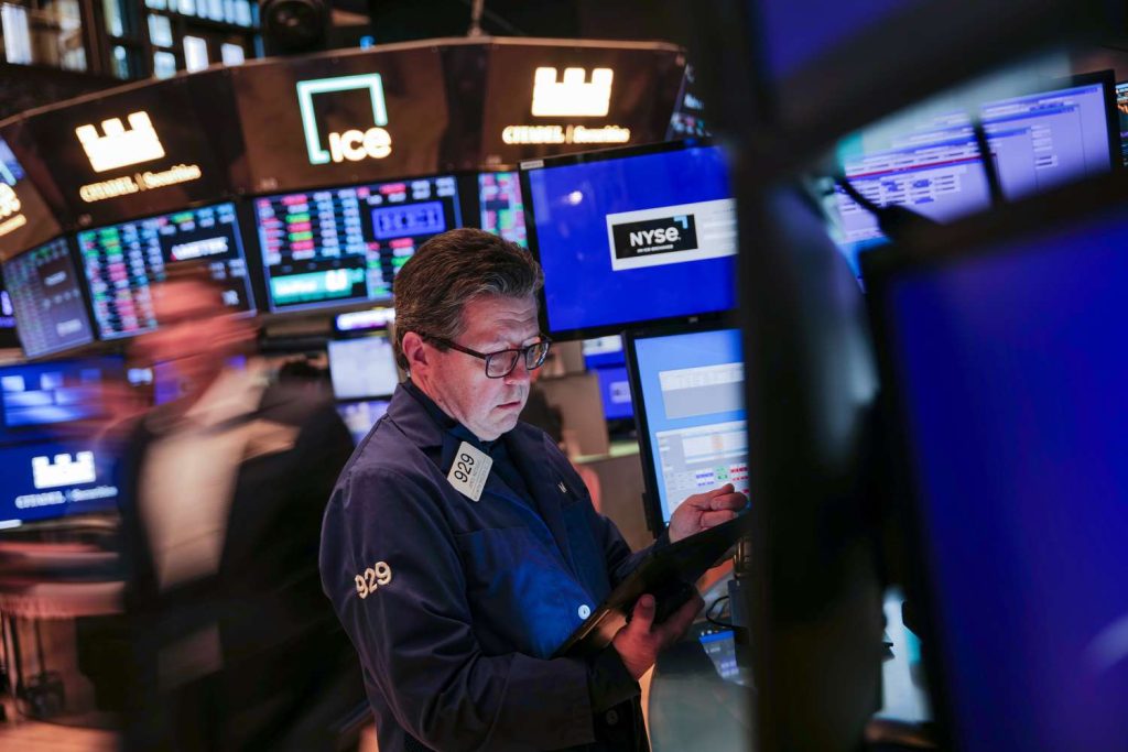 Stocks Close Higher After Fed's Powell Says Economy in Good Shape; S&P 500, Nasdaq Post 3rd Straight Weekly Decline