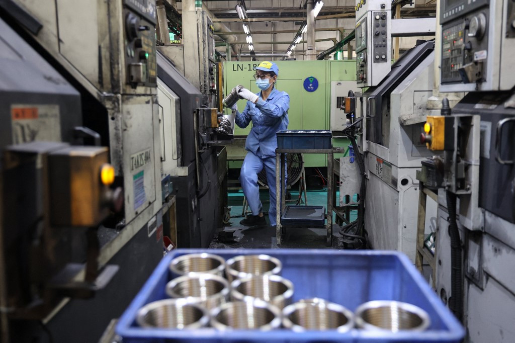 China factory output beats forecasts, weathering tariffs