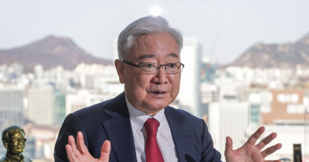 Former Financial Chief Calls for Rate Gap Reduction, Economic Overhaul - 조선일보
